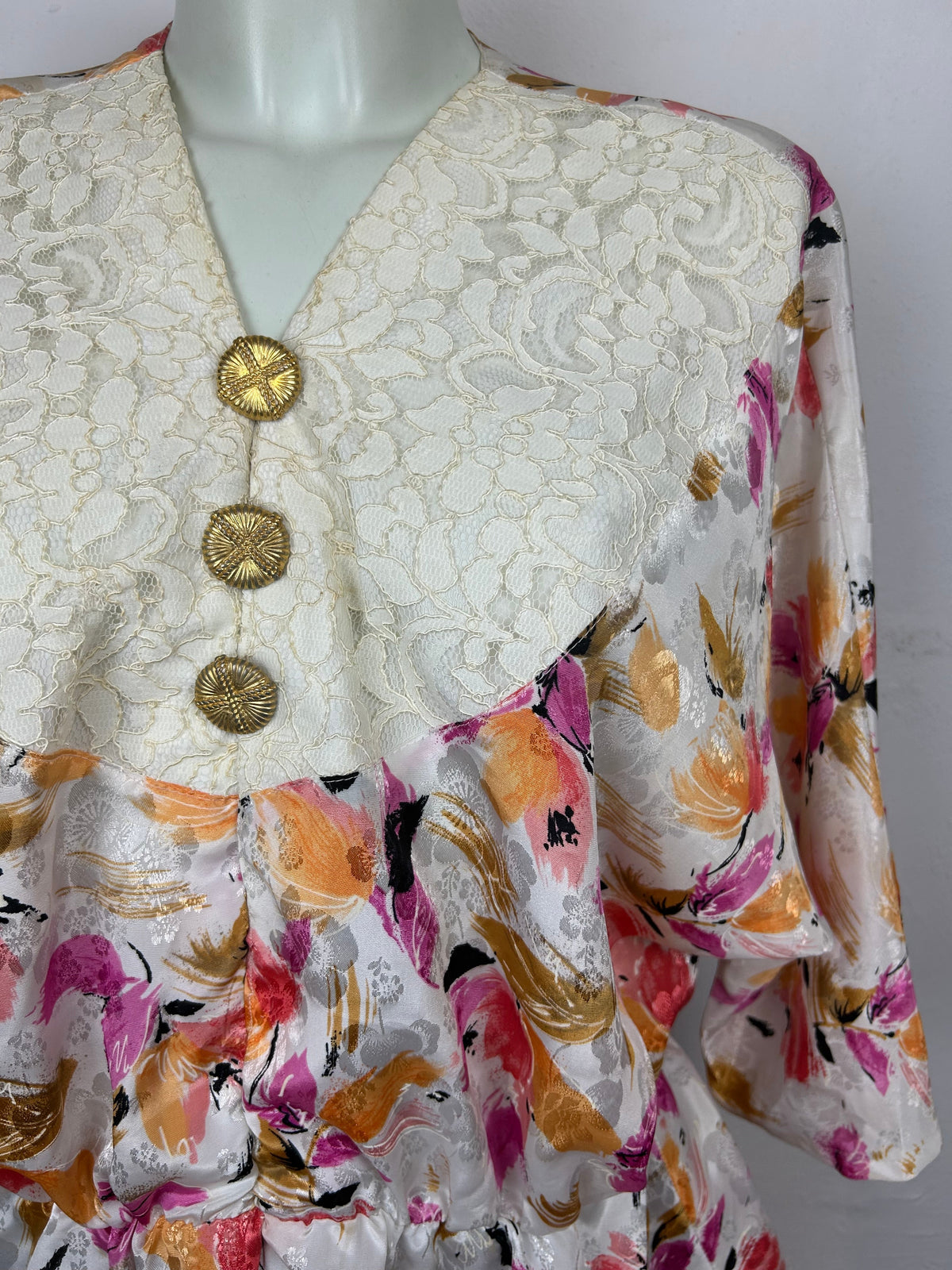 Vintage Floral Peplum Μπλούζα | Κρεμ & Φλοράλ Prints | Χρυσά Κουμπιά