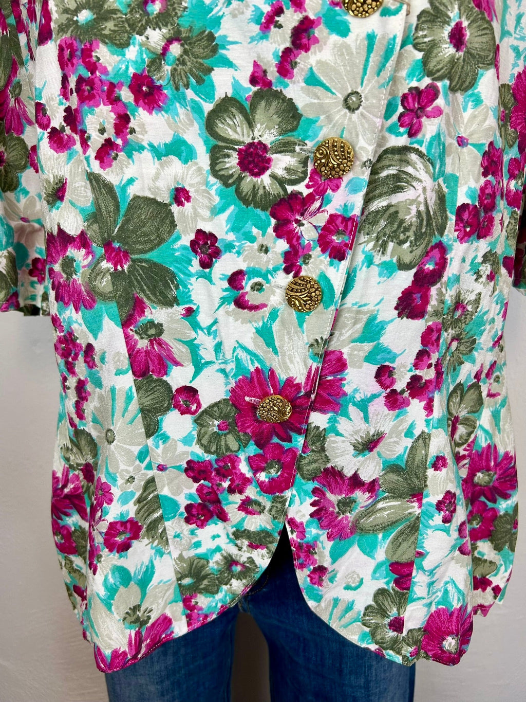 Vintage floral τουνίκ - λεπτομέρεια κουμπιών κοντινό