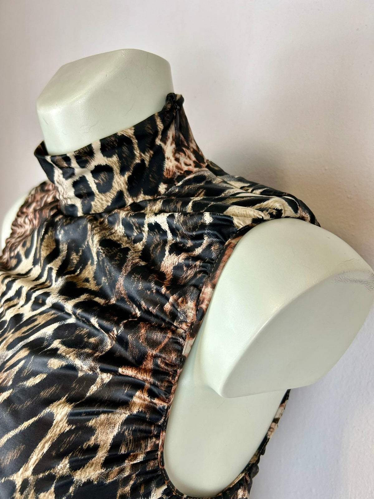 Animal print mini φόρεμα - λεπτομέρεια πλάτης