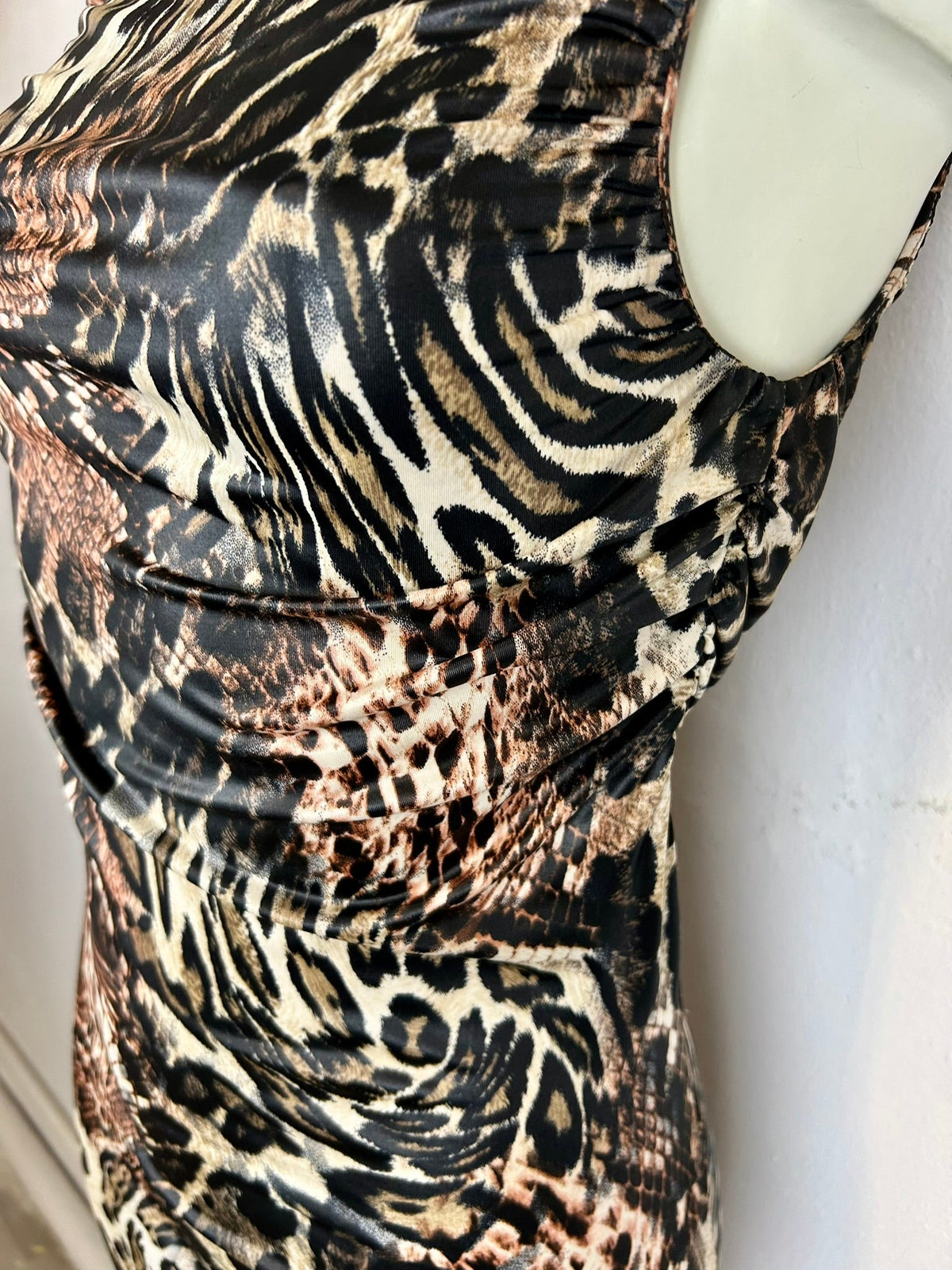 Animal print mini φόρεμα - λεπτομέρεια σούρων
