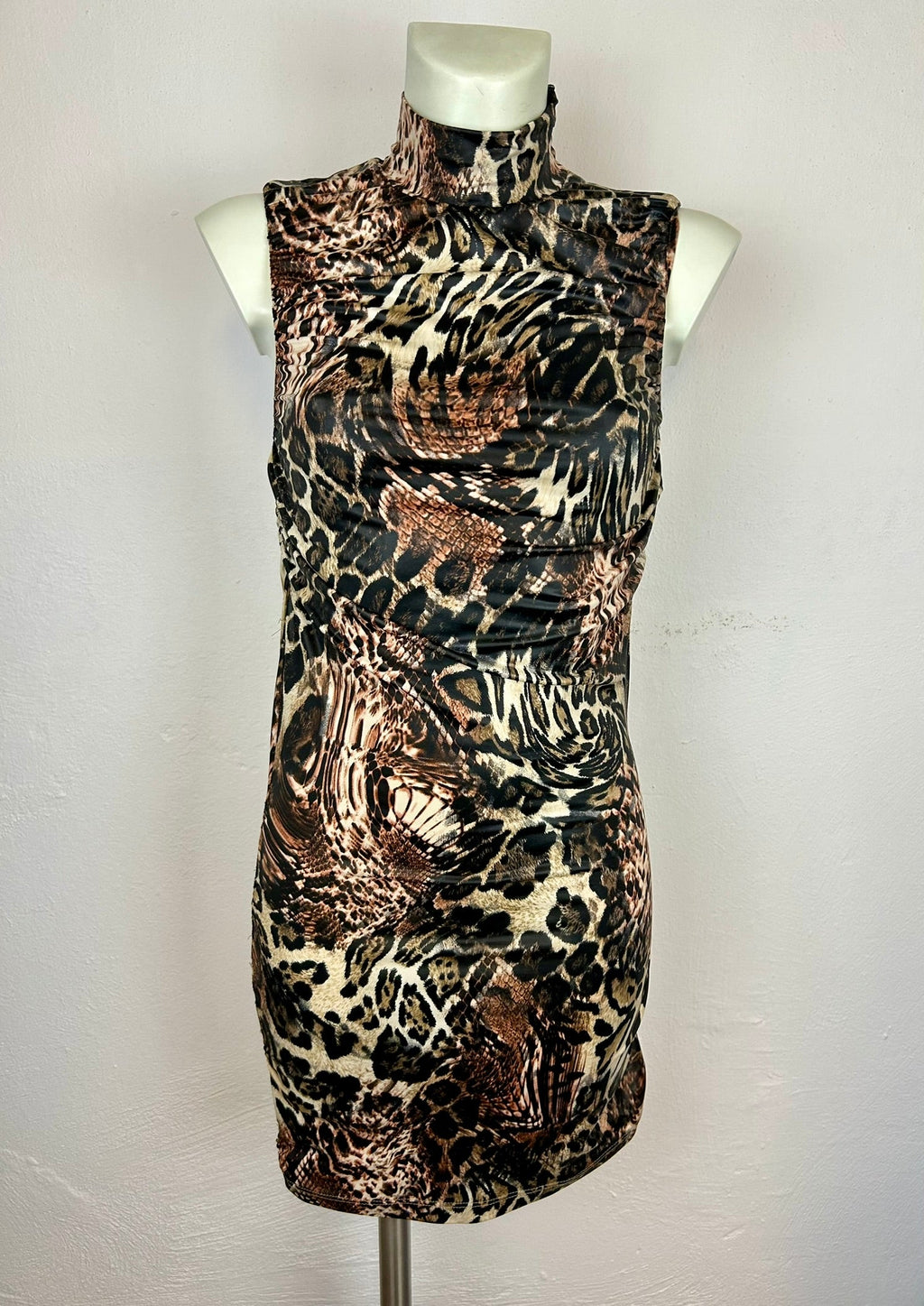 Animal print mini φόρεμα - λεπτομέρεια ζιβάγκο