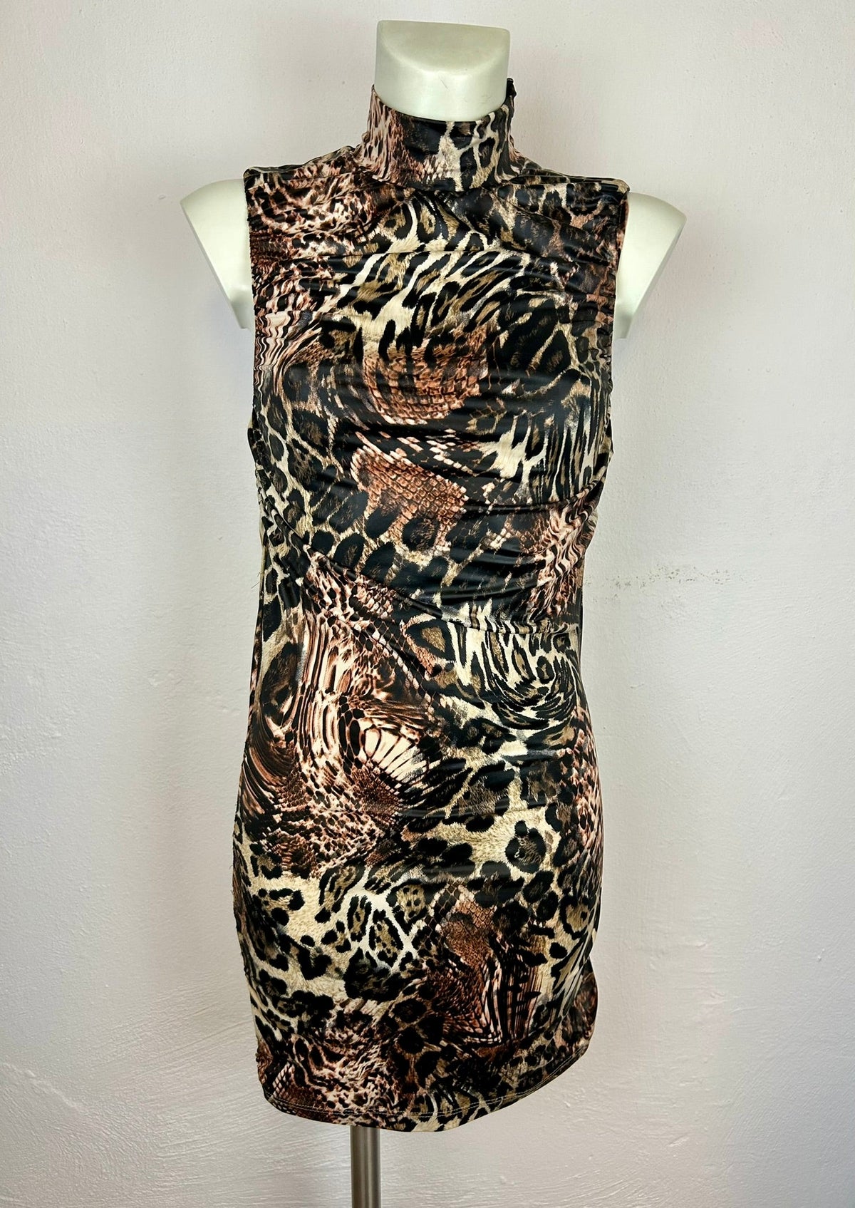 Animal print mini φόρεμα - λεπτομέρεια ζιβάγκο