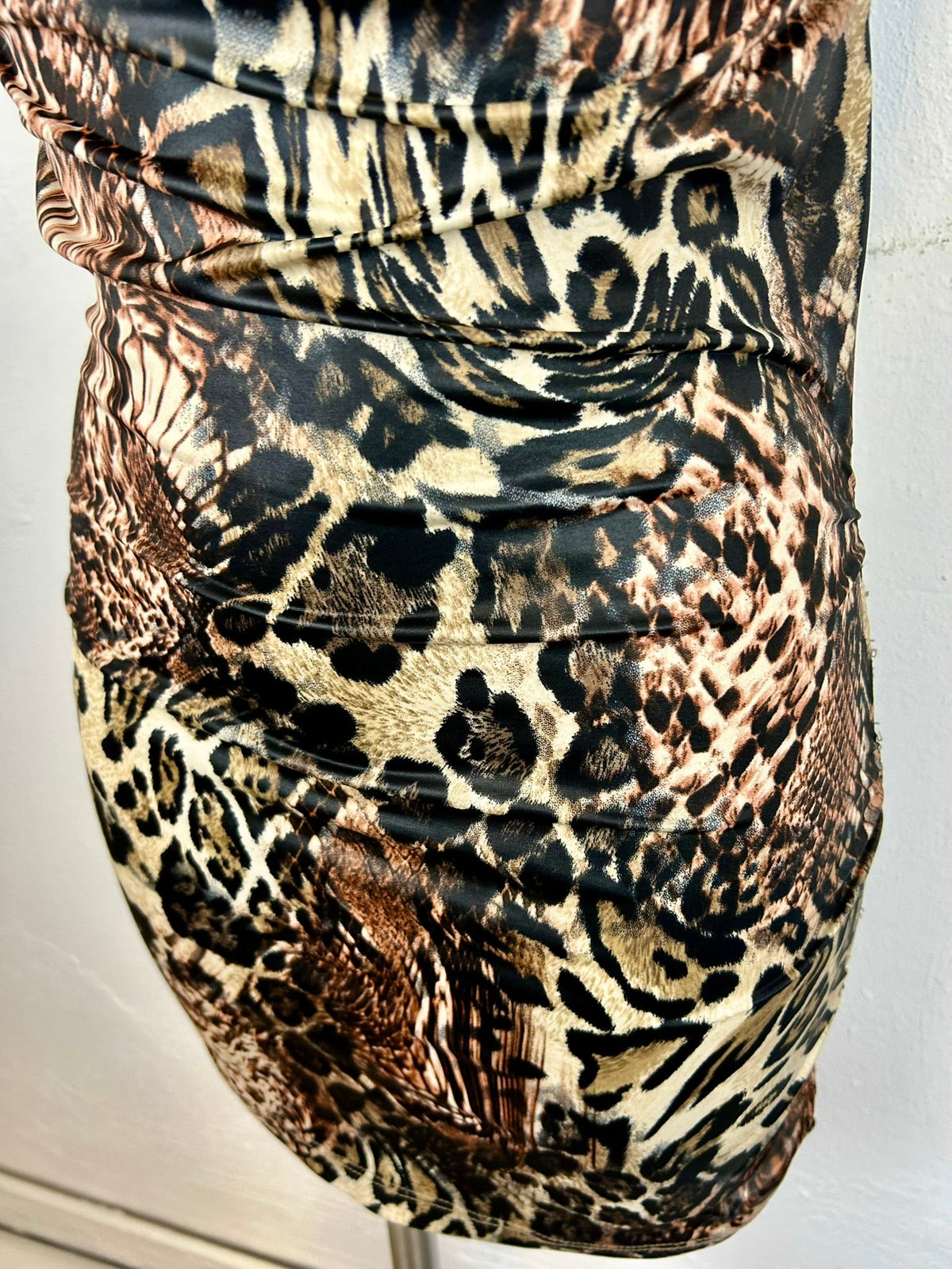 Animal print mini φόρεμα - συνολική όψη