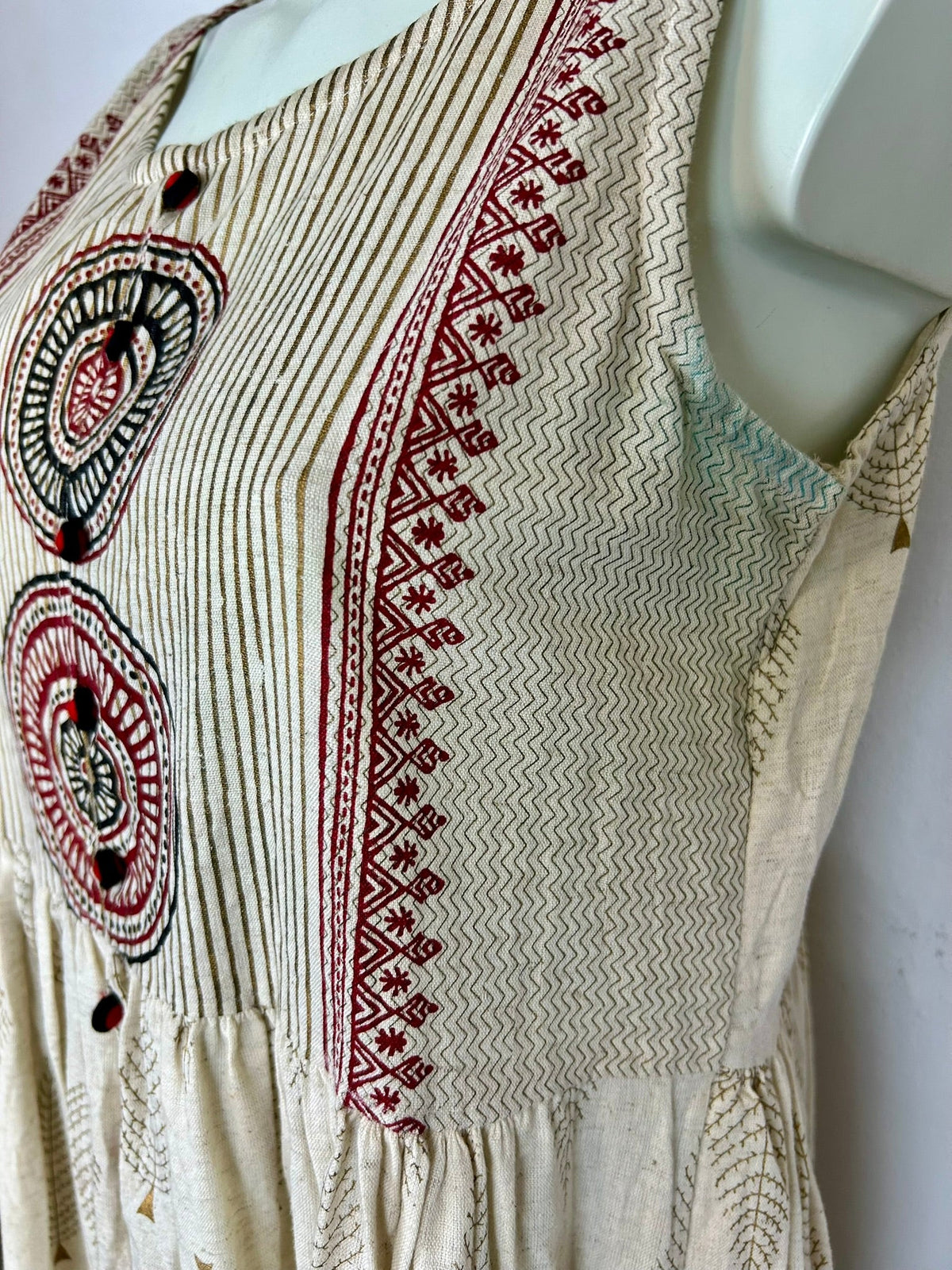 Vintage boho maxi φόρεμα - πλαϊνή όψη σε μανεκέν