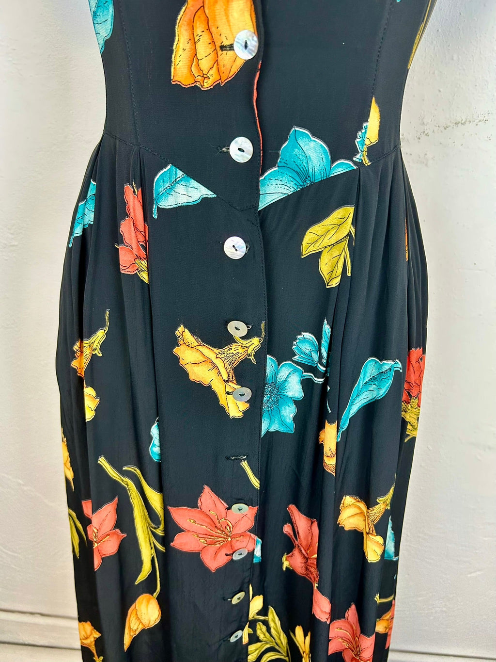 Vintage φλοράλ midi φόρεμα - λεπτομέρεια μπούστου με κουμπιά