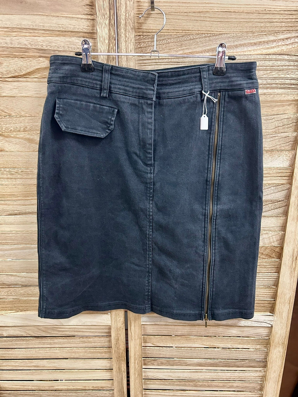 Vintage Slaxy washed black denim mini φούστα - μπροστινή όψη με διαγώνια φερμουάρ
