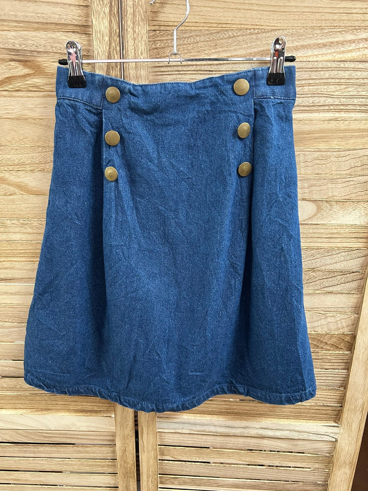 Vintage blue denim mini φούστα με χρυσά sailor κουμπιά - μπροστινή όψη