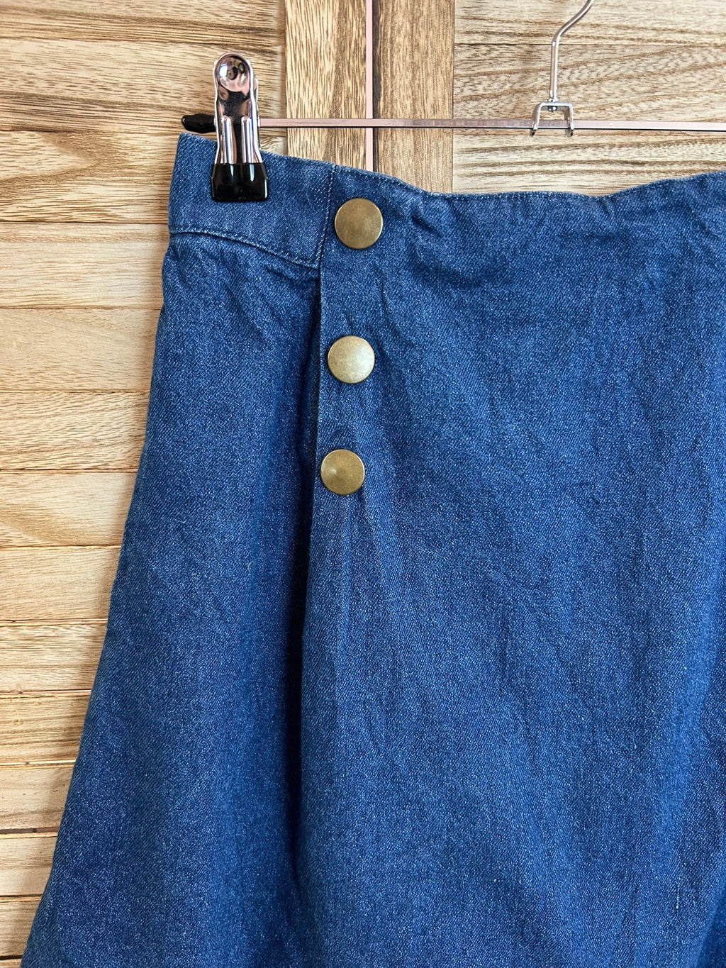Vintage blue denim mini φούστα - λεπτομέρεια χρυσών κουμπιών αριστερά