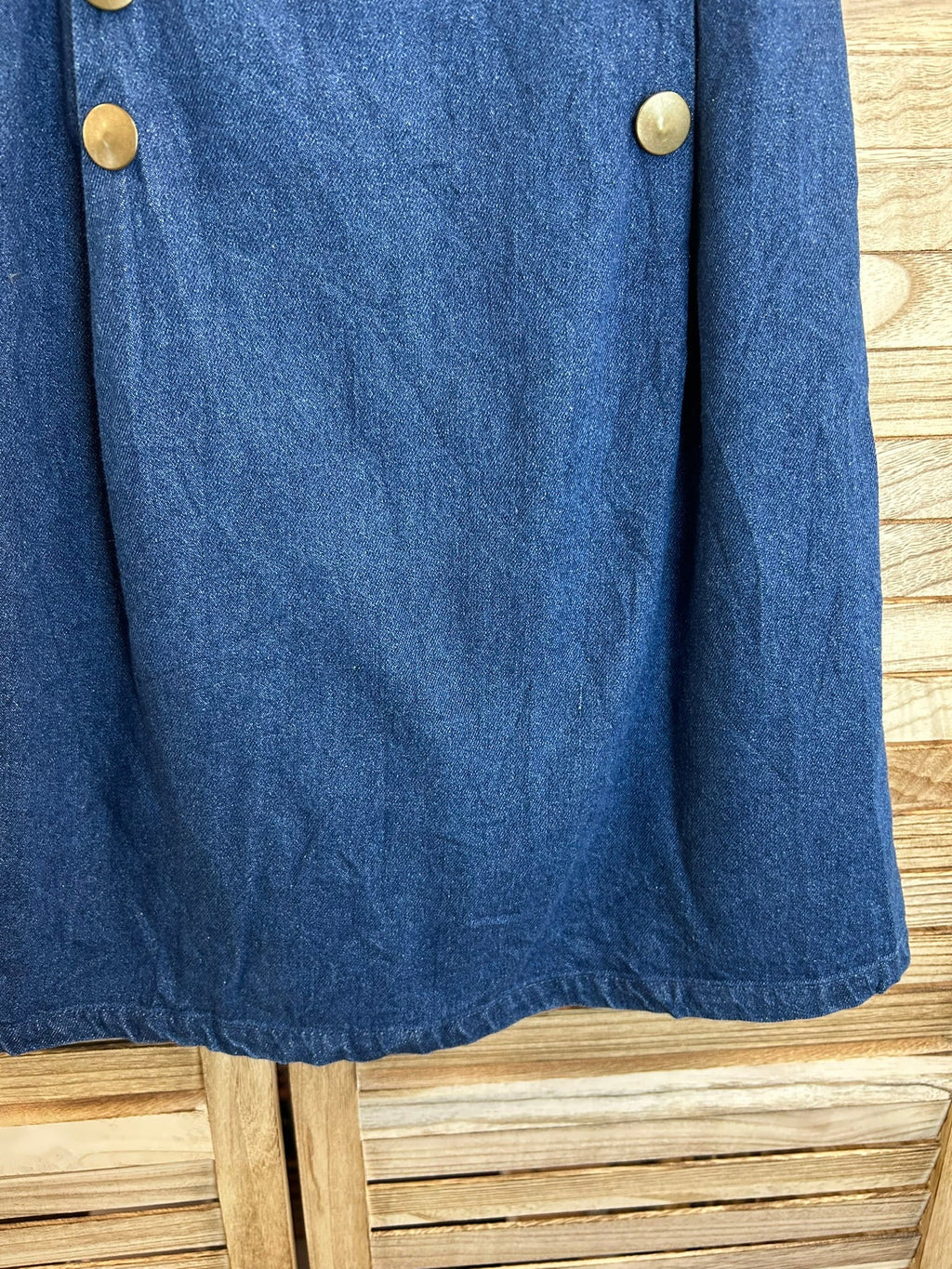 Vintage blue denim mini φούστα - λεπτομέρεια τελειώματος και κουμπιών