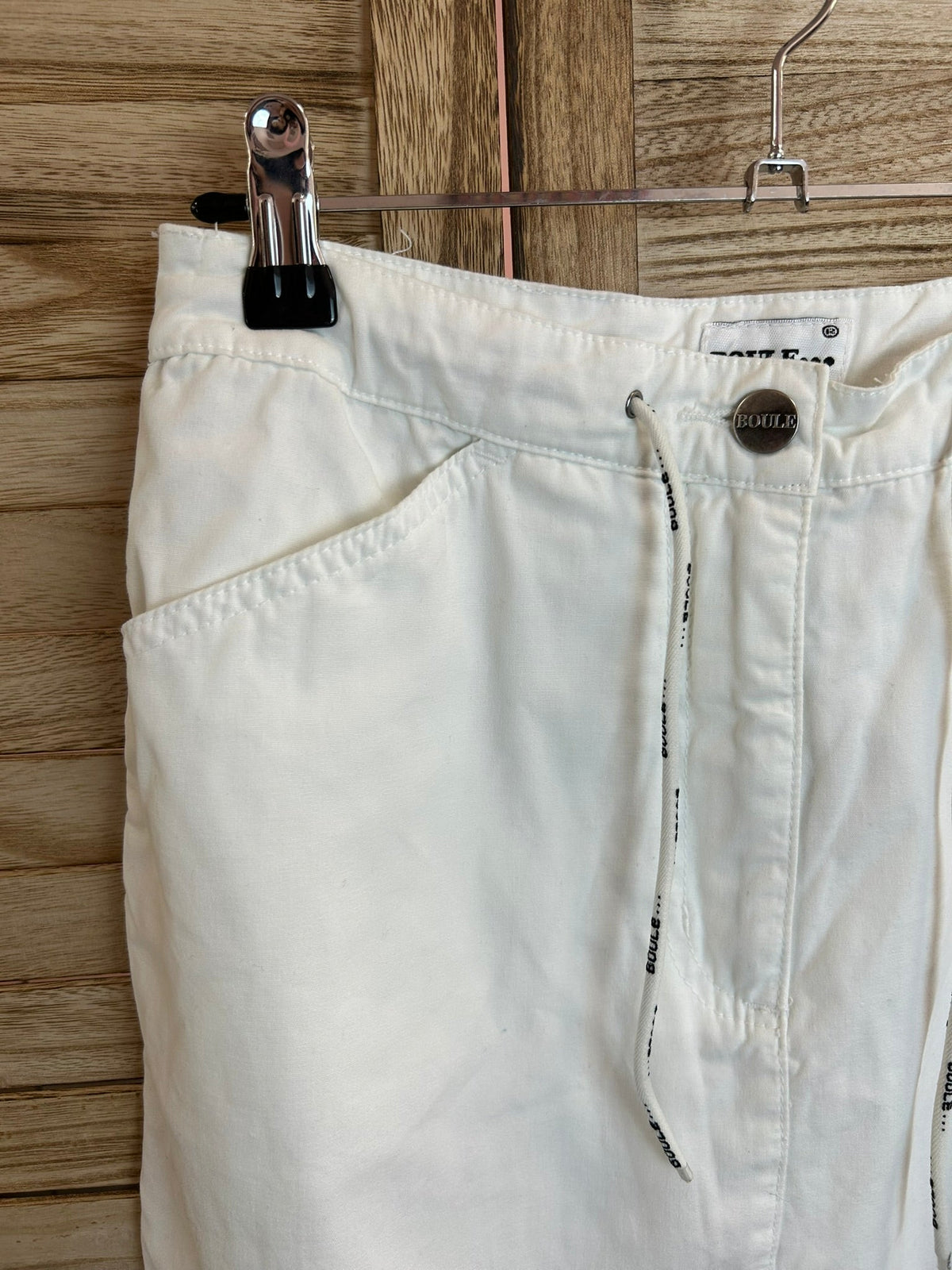 Boule mini φούστα - λεπτομέρεια ζώνης με snap button και logo κορδόνι
