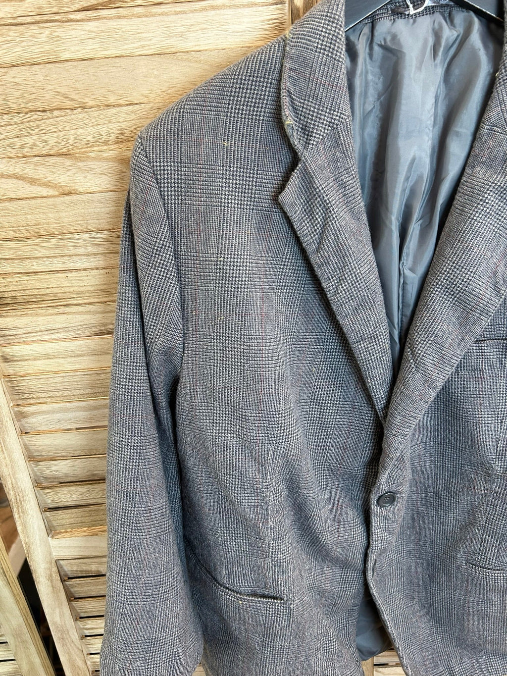 Vintage γκρι plaid blazer - λεπτομέρεια υφάσματος και lapel