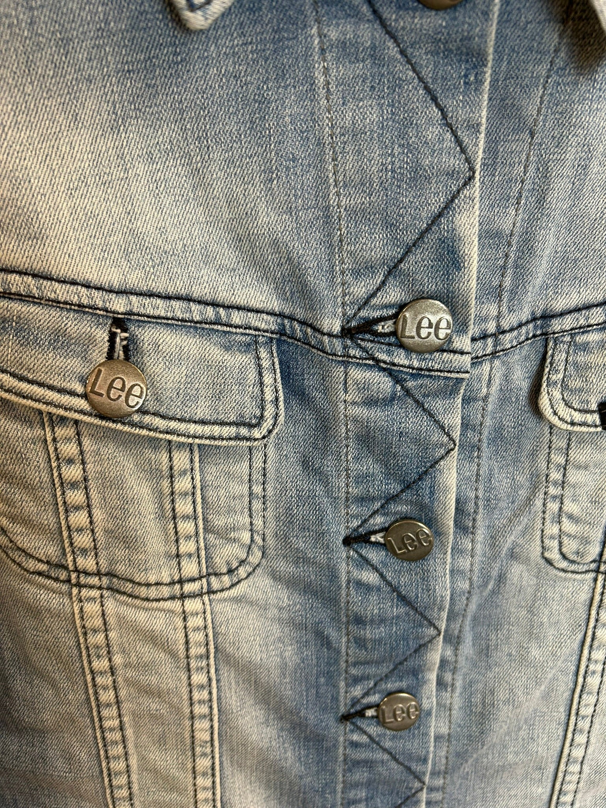 Lee denim jacket - κοντινό branded κουμπιά