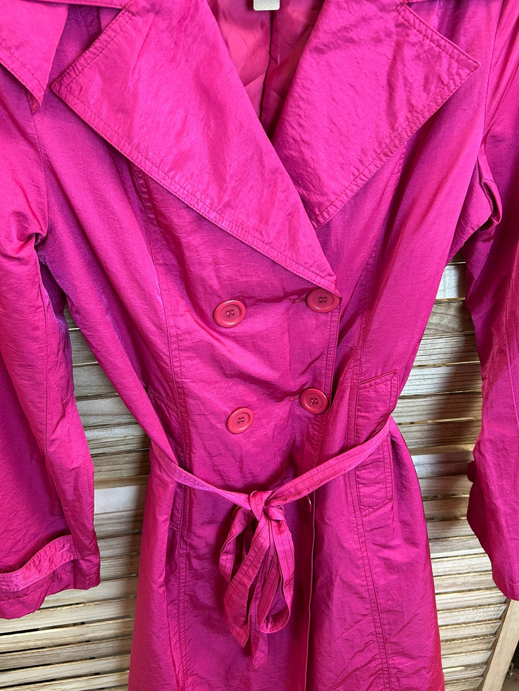 Vintage Trench Coat Fuchsia - λεπτομέρεια ντεκολτέ και ετικέτα