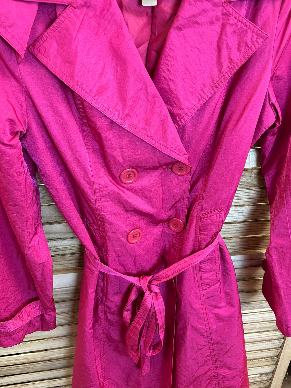 Vintage Trench Coat Fuchsia - λεπτομέρεια ντεκολτέ και ετικέτα