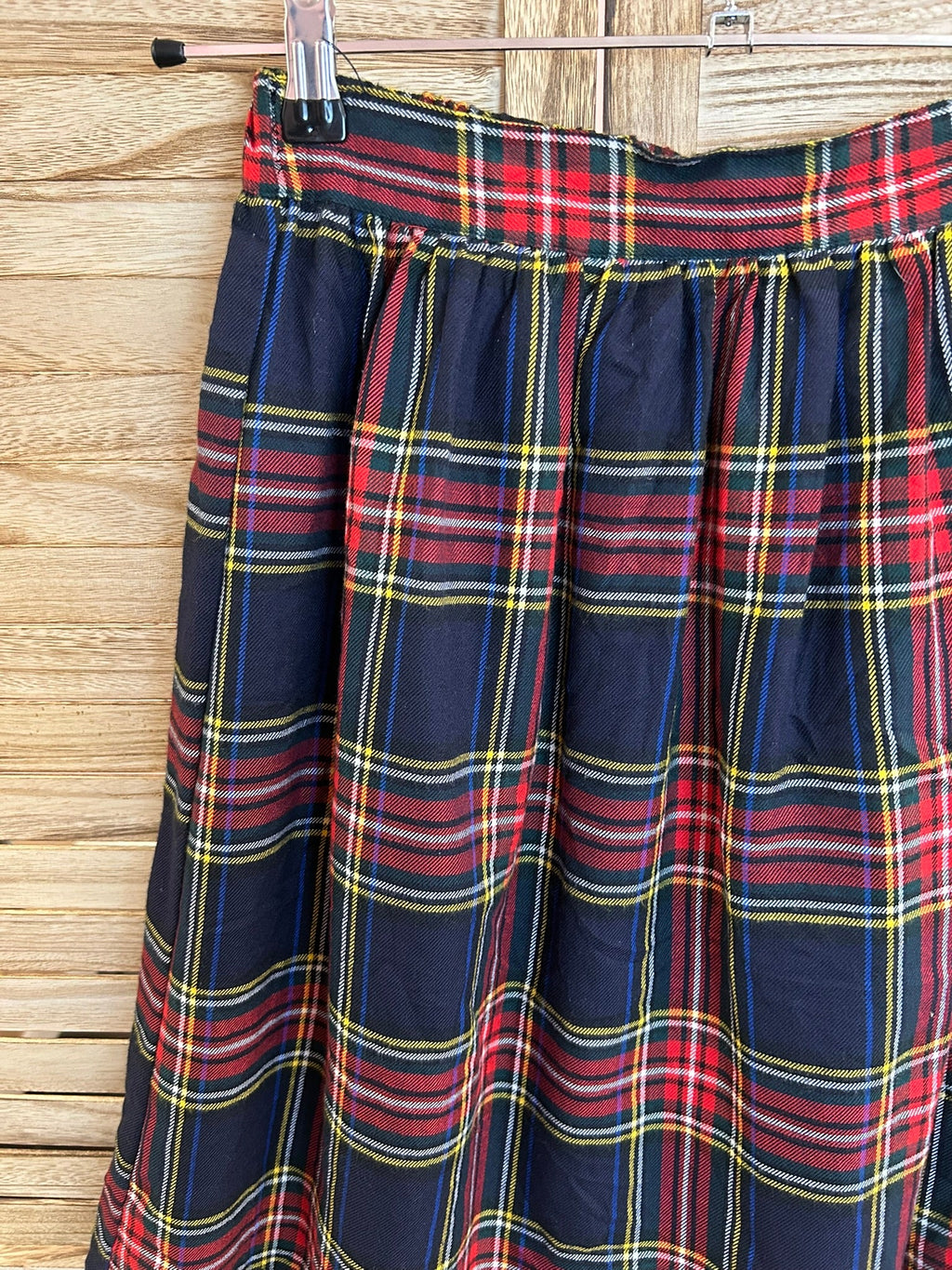 Royal Stewart tartan midi φούστα - λεπτομέρεια ζώνης και πιετών