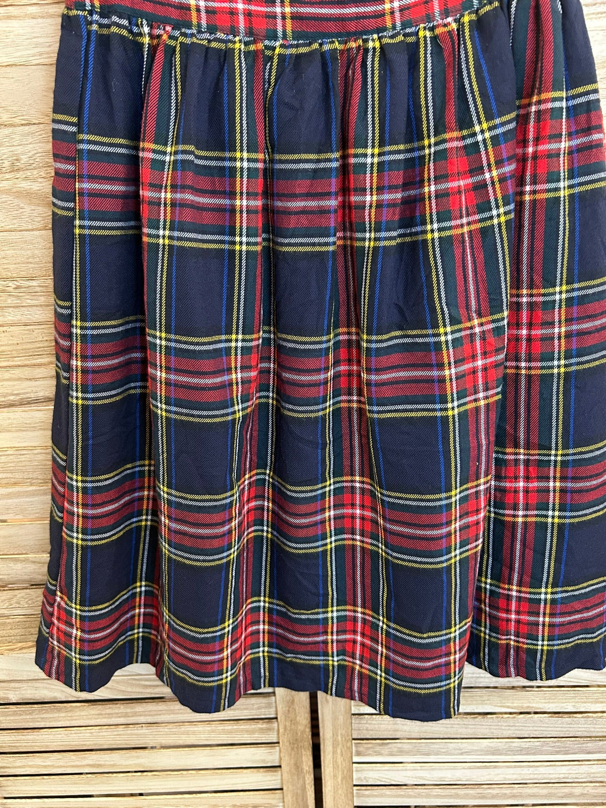 Royal Stewart tartan midi φούστα - λεπτομέρεια τελειώματος και volume πιετών