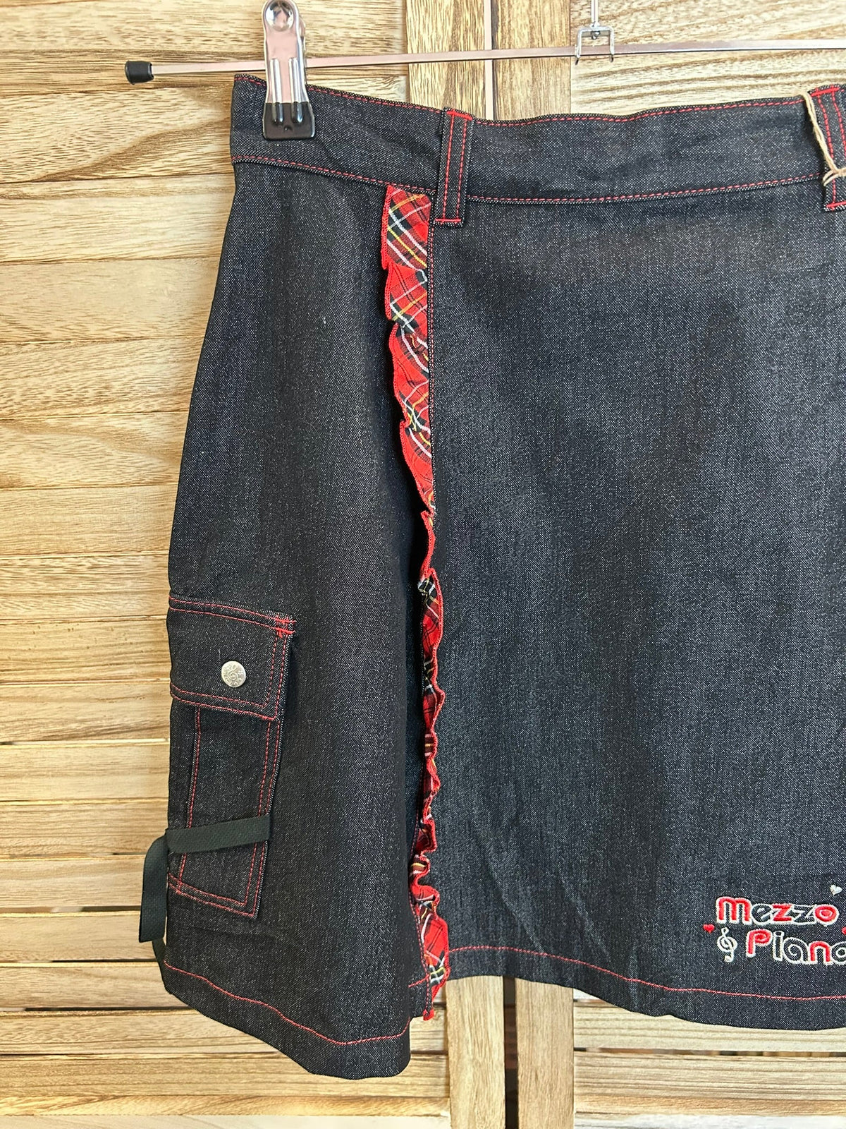 Mezzo Piano denim mini φούστα - λεπτομέρεια tartan ruffle αριστερά και cargo τσέπη