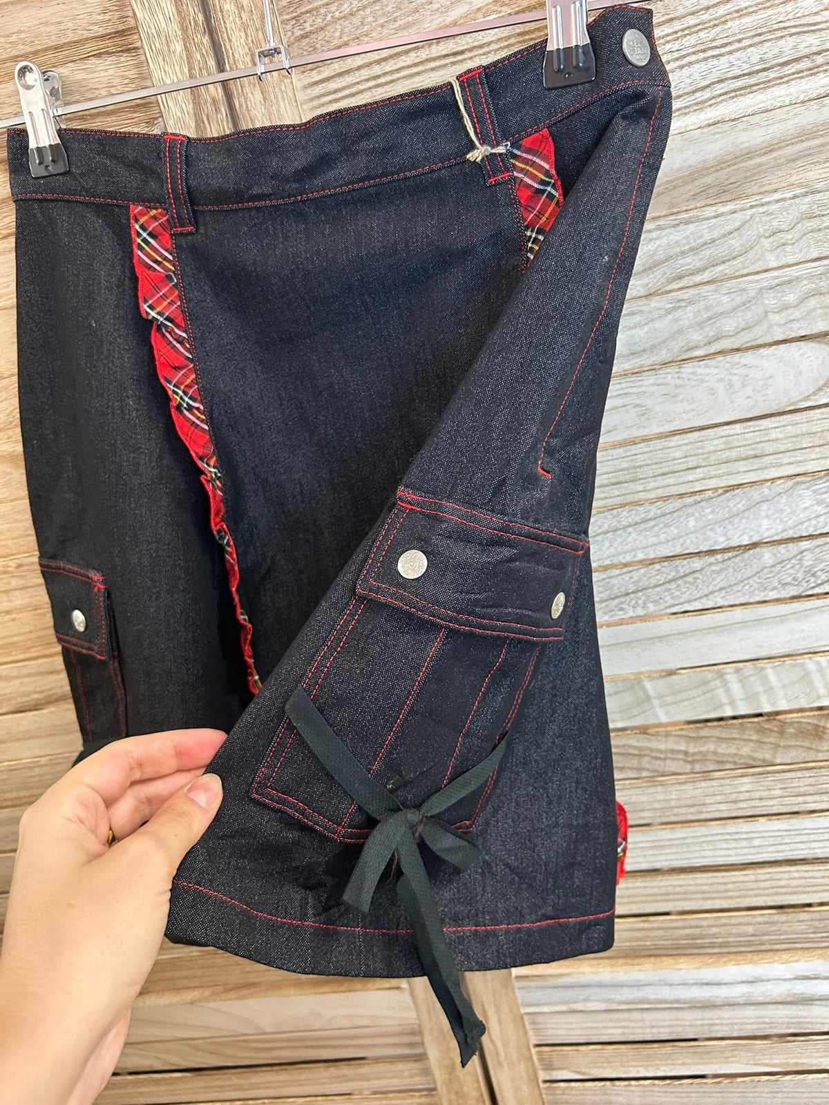 Mezzo Piano denim mini φούστα - λεπτομέρεια cargo τσέπης με μαύρο φιογκάκι
