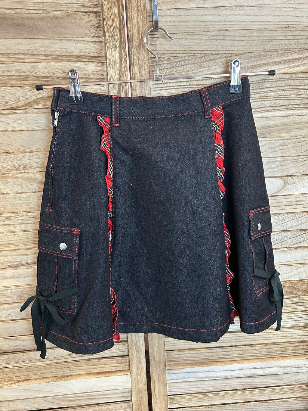 Mezzo Piano denim mini φούστα - συνολική όψη με αμφότερες cargo τσέπες και tartan ruffle