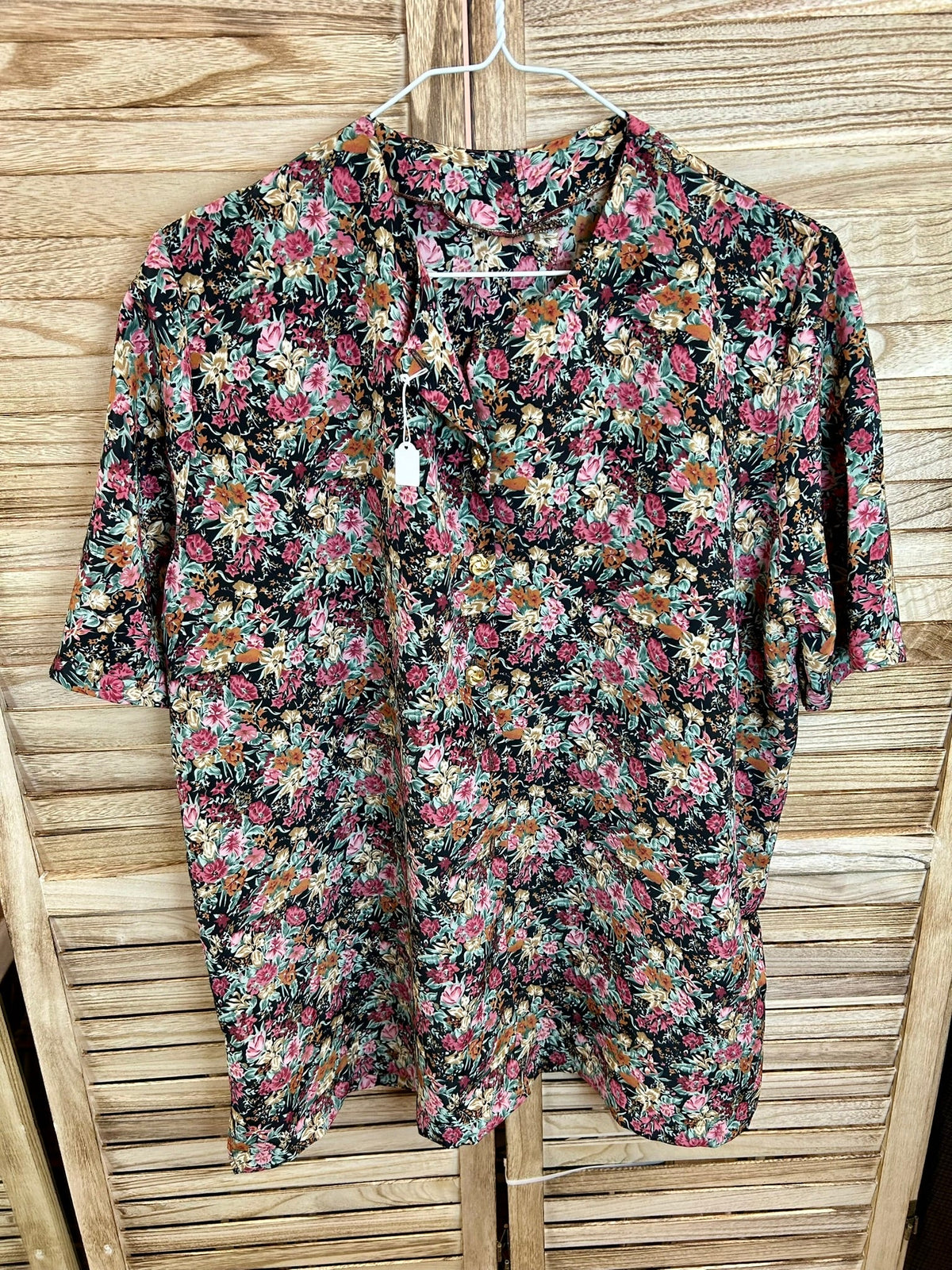 Vintage floral πουκάμισο μαύρο με χρυσά κουμπιά — μπροστινή όψη