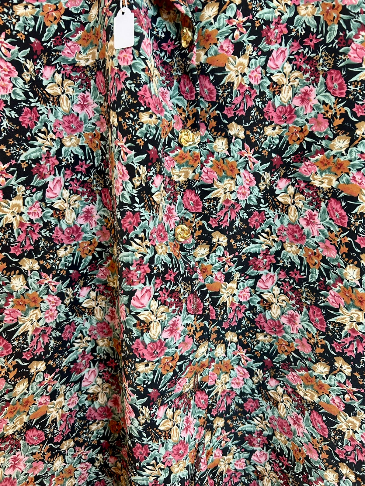 Vintage floral πουκάμισο — λεπτομέρεια χρυσών κουμπιών