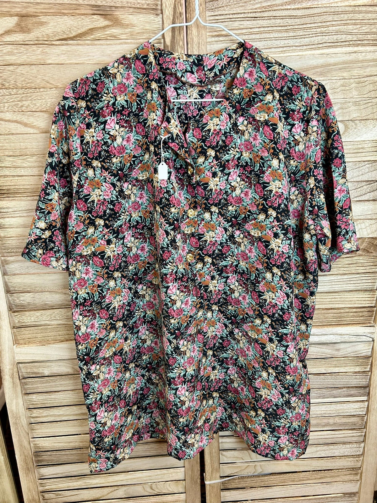 Vintage floral πουκάμισο — λεπτομέρεια κουμπαρίσματος