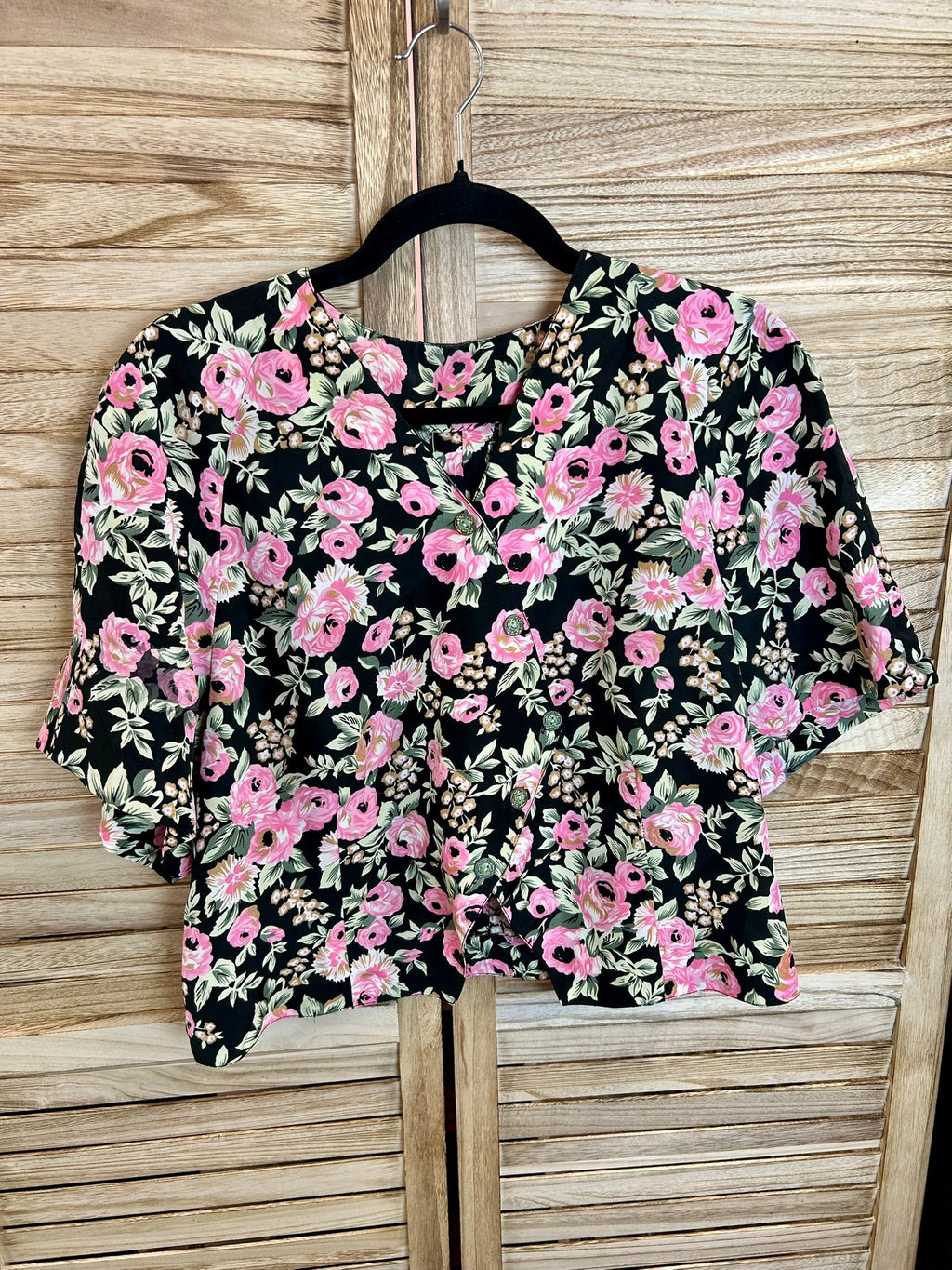 Vintage floral crop μπλούζα — λεπτομέρεια κουμπιών και print