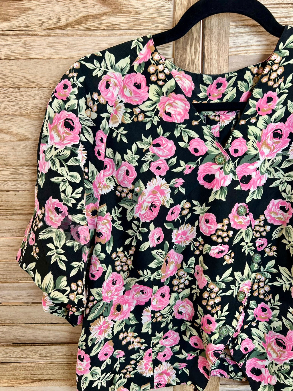 Vintage floral crop μπλούζα — λεπτομέρεια ασημένιων κουμπιών