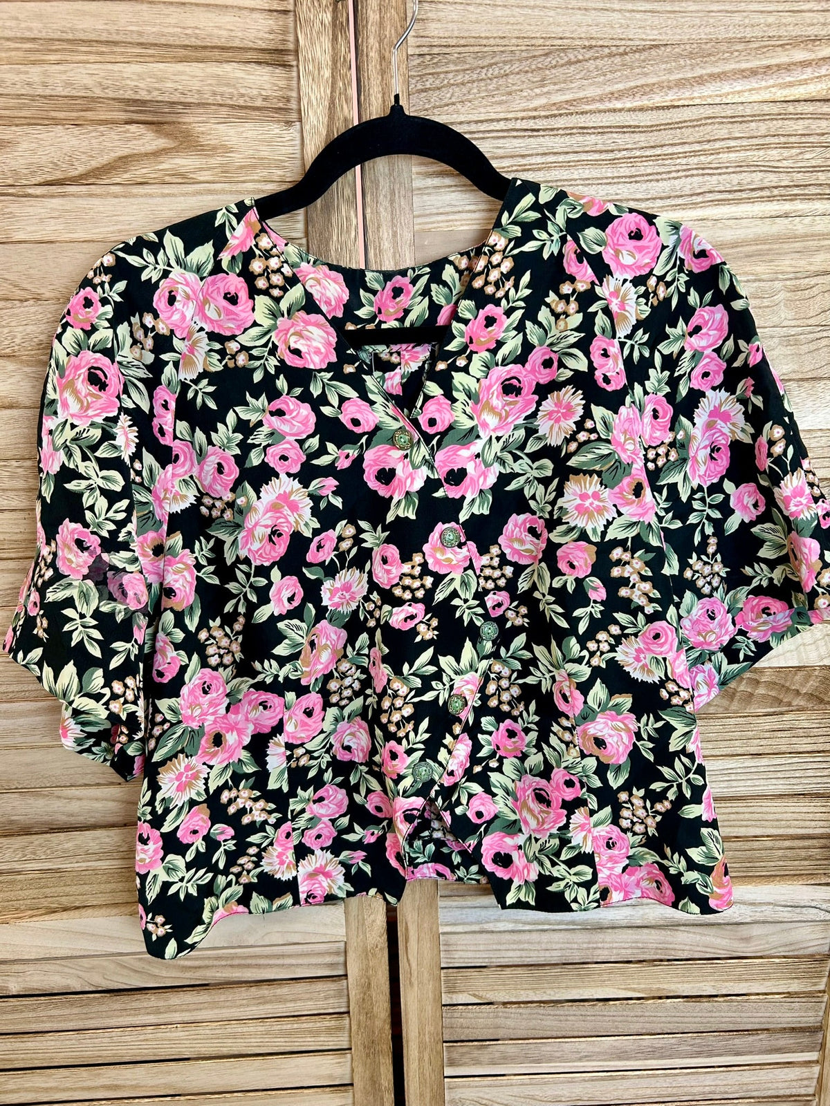 Vintage floral crop μπλούζα — λεπτομέρεια λαιμόκοψης και print