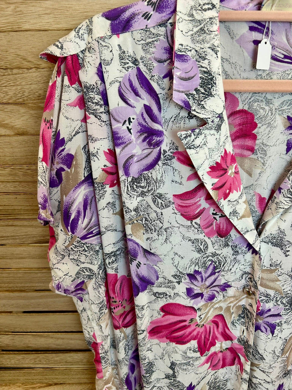 Vintage floral μπλούζα — λεπτομέρεια βολάν ώμου και print