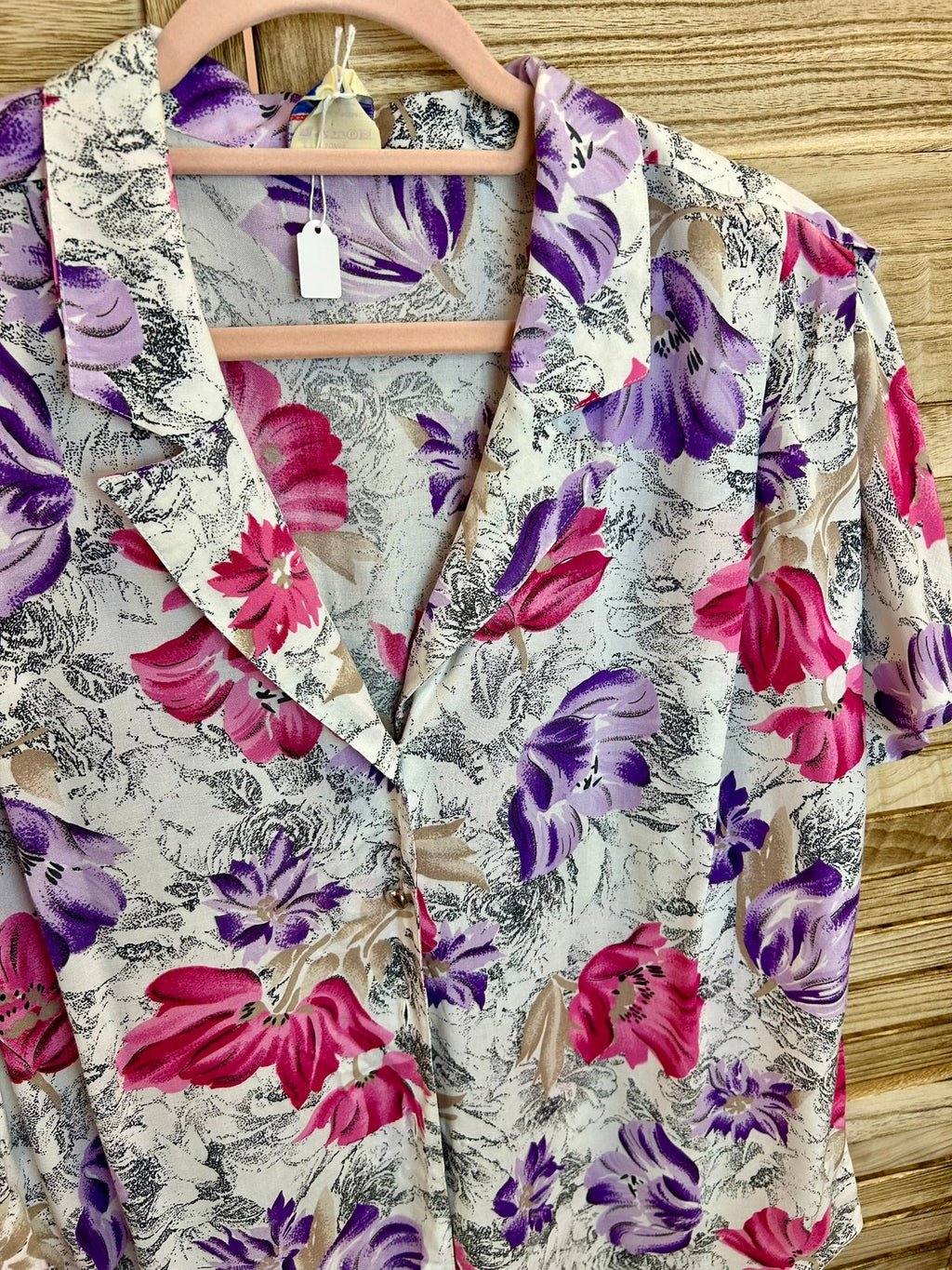 Vintage floral μπλούζα — λεπτομέρεια V-λαιμόκοψης και κουμπιών