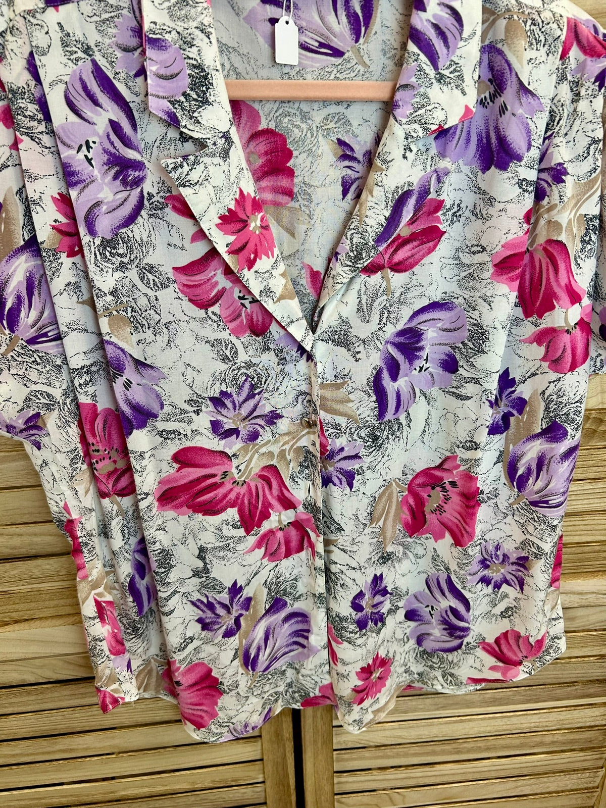 Vintage floral μπλούζα — μπροστινή όψη κοντινό