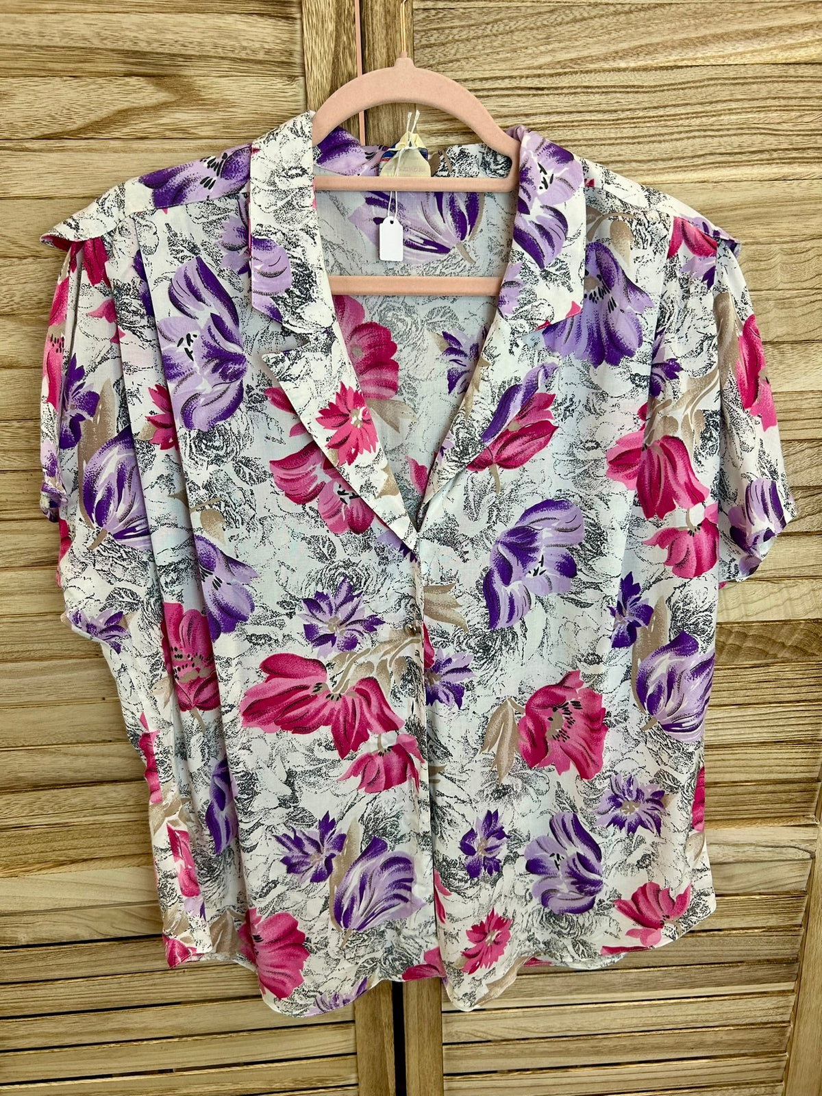 Vintage floral μπλούζα ροζ μωβ — ολόσωμη όψη σε κρεμάστρα
