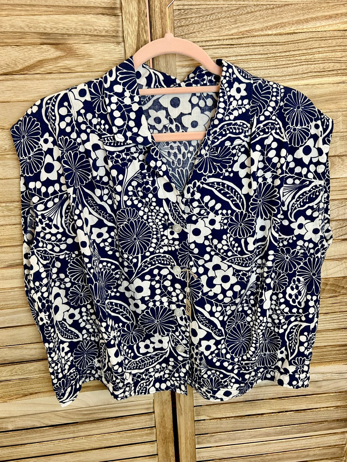 Vintage navy floral μπλούζα — ολόσωμη μπροστινή όψη