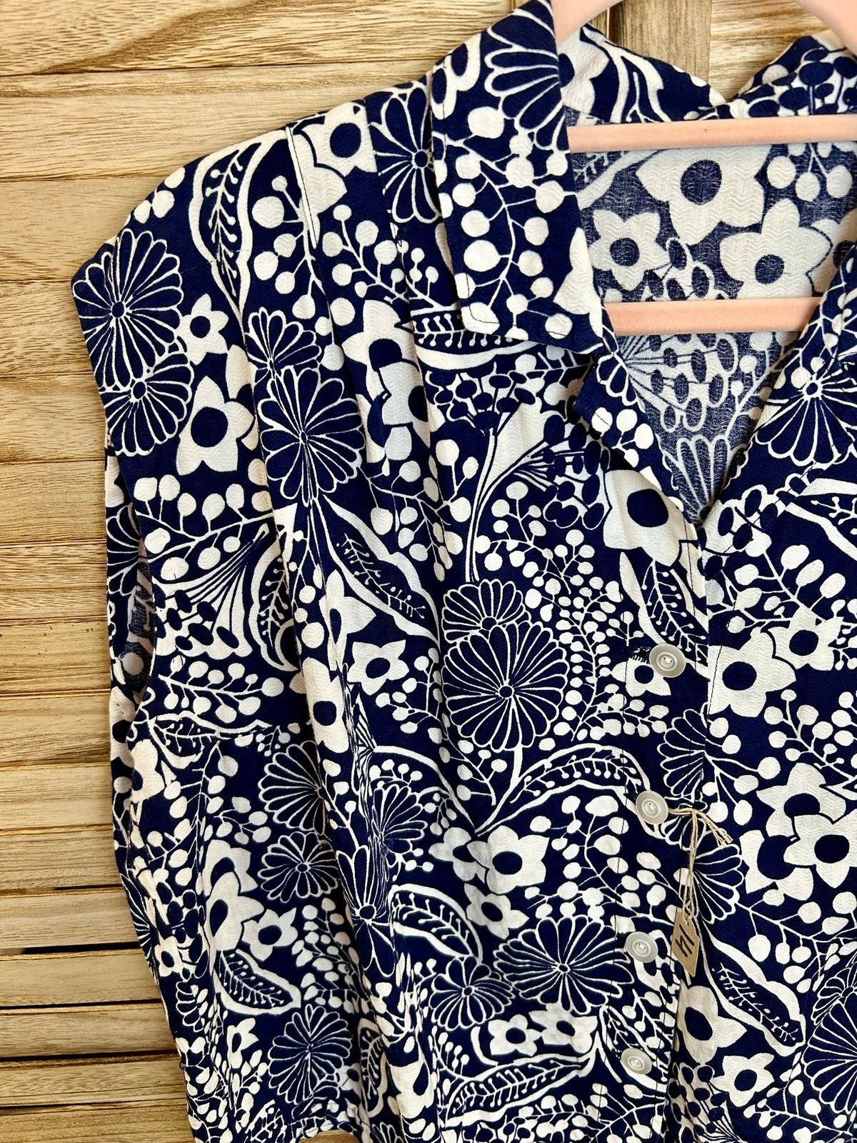 Vintage navy floral μπλούζα — λεπτομέρεια γιακά και print