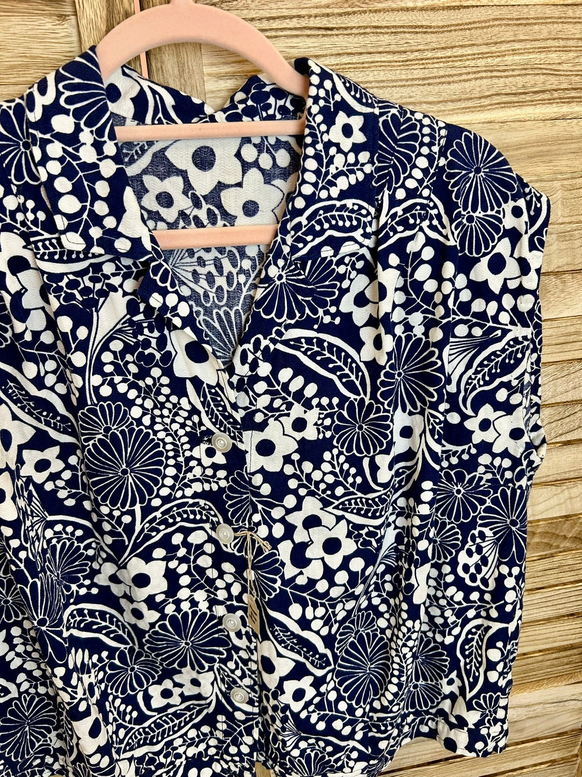 Vintage navy floral μπλούζα — μπροστινή όψη κοντινό