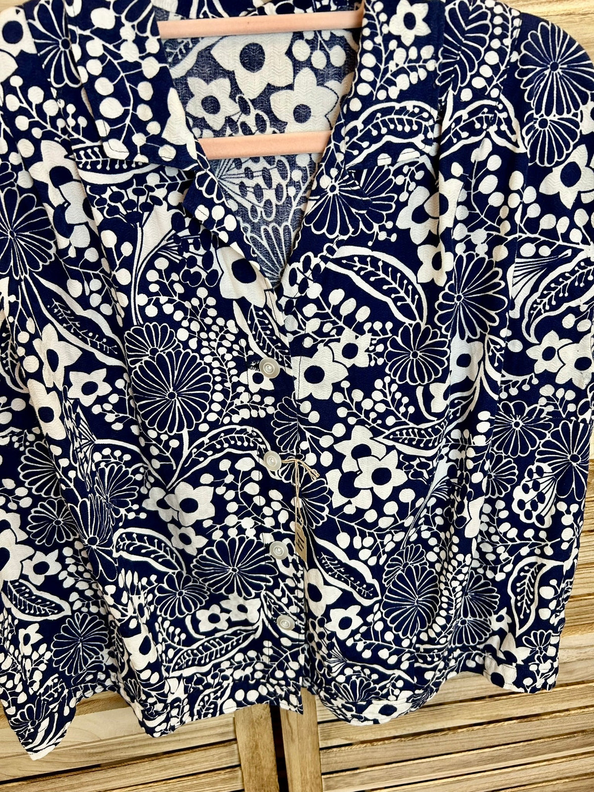 Vintage navy floral μπλούζα — λεπτομέρεια κουμπωμάτων