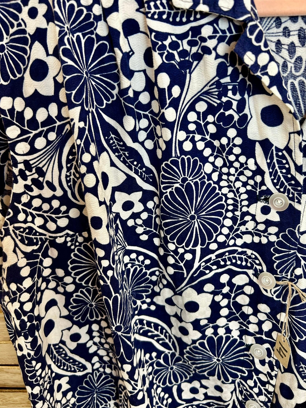 Vintage navy floral μπλούζα — λεπτομέρεια υφάσματος και print