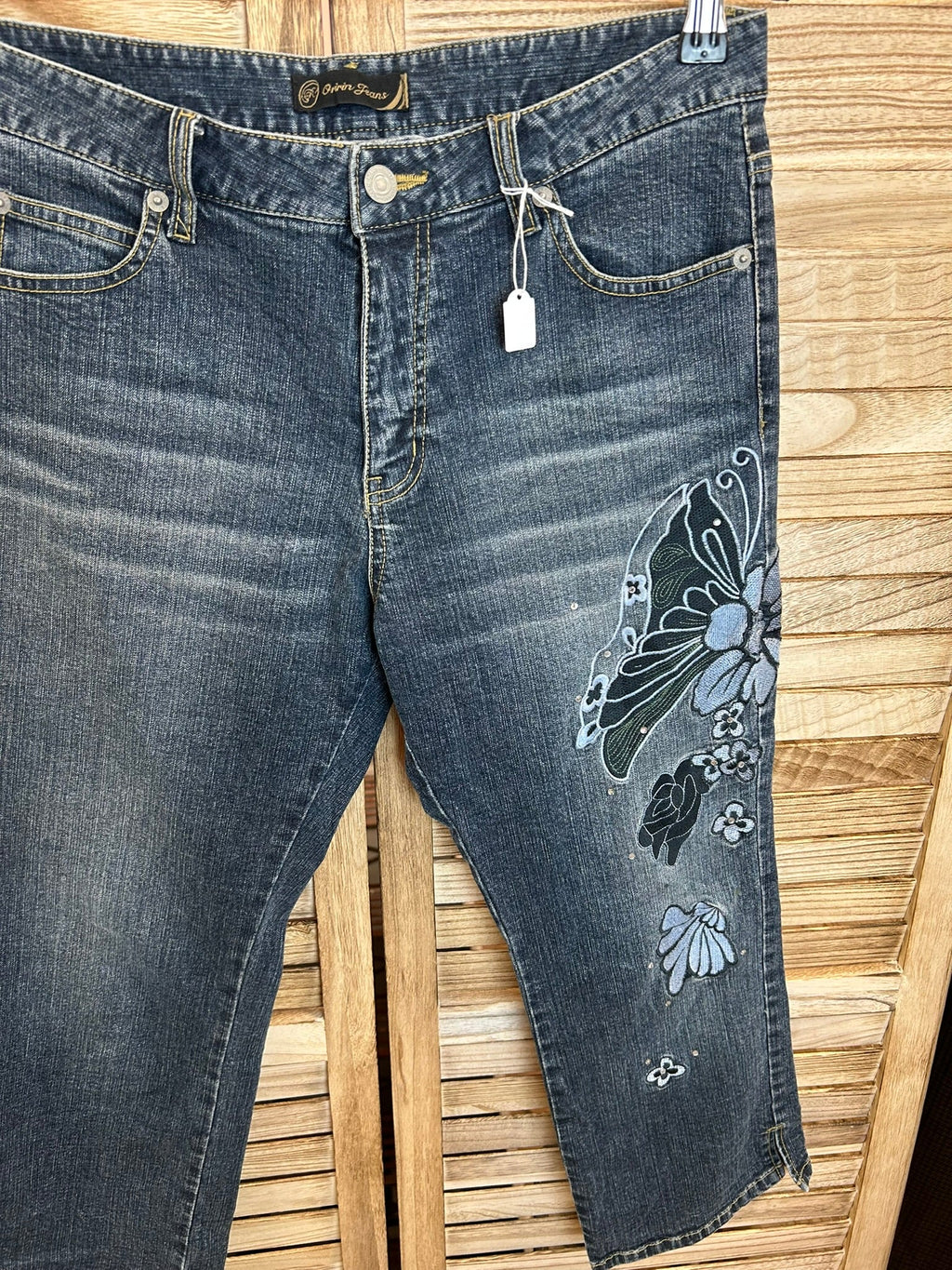 Orion Jeans κάπρι - κοντινό κεντητής πεταλούδας μπροστά
