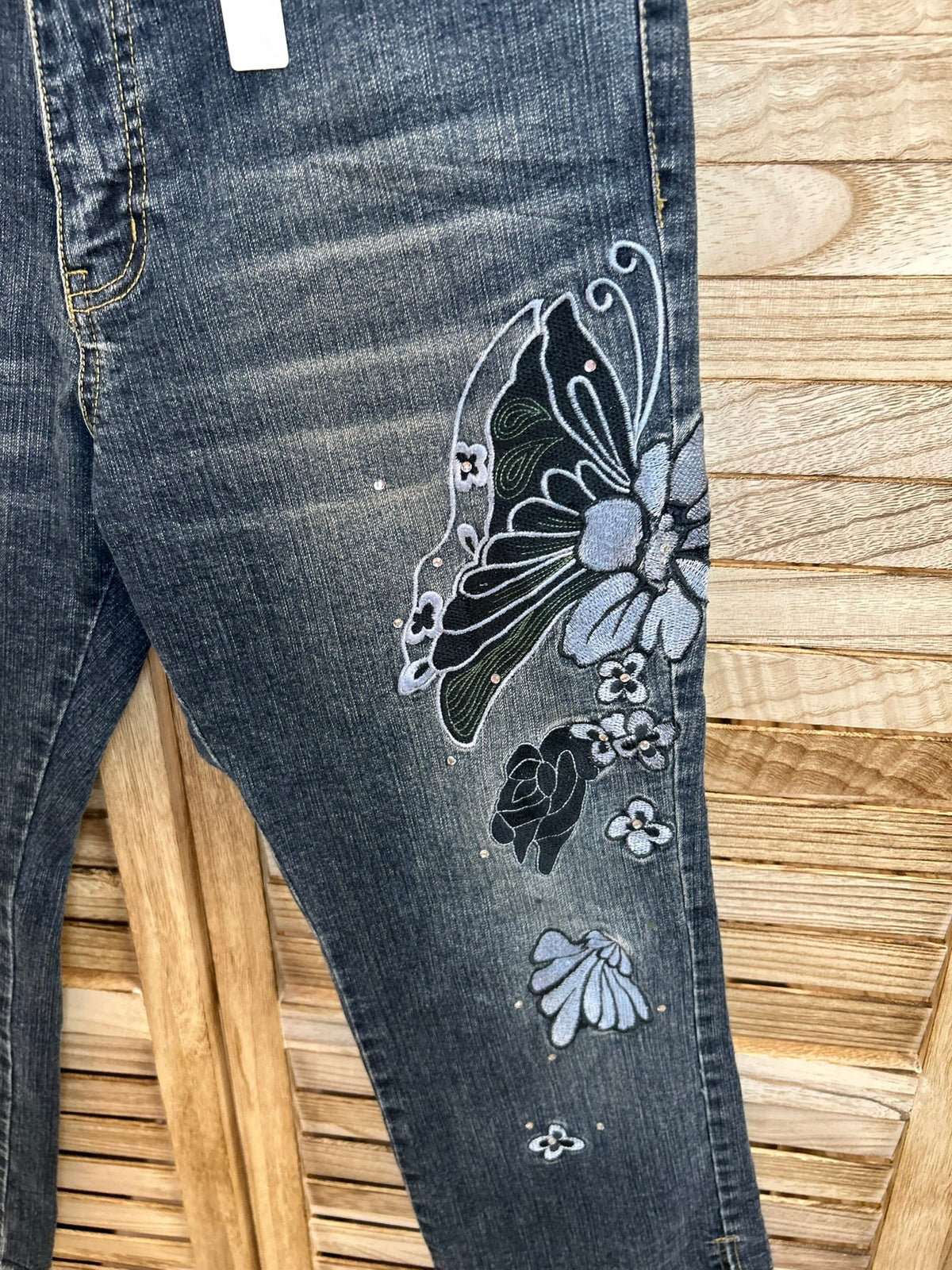 Orion Jeans κάπρι - κεντητή πεταλούδα λεπτομέρεια
