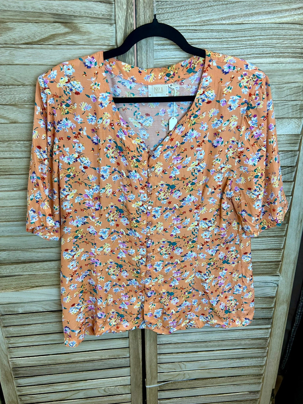 Vintage floral μπλούζα ροδακινί - μπροστά ολόσωμη