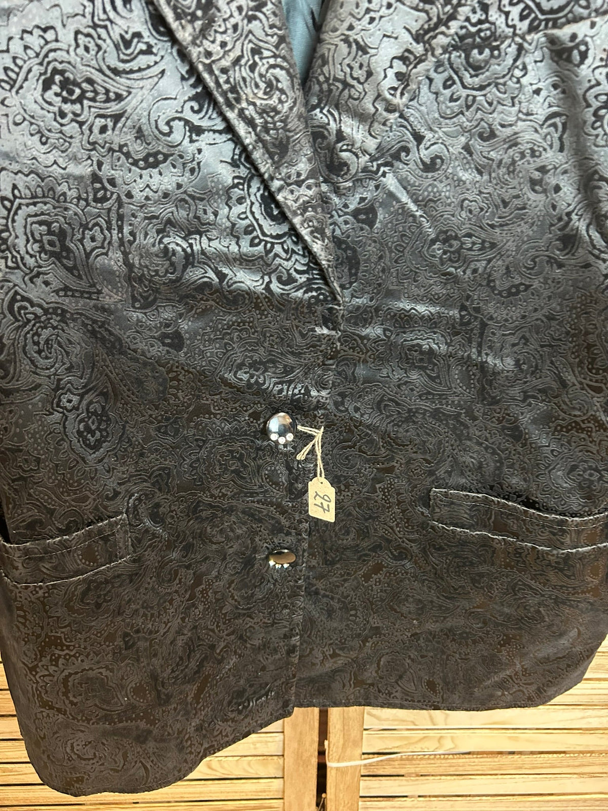 Vintage blazer μαύρο jacquard paisley - λεπτομέρεια κουμπιών και τσέπης