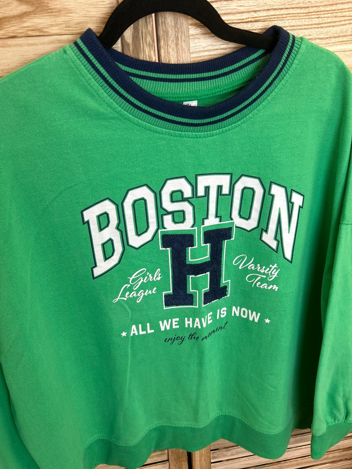 Vintage φούτερ Boston Varsity πράσινο - ολόσωμη όψη
