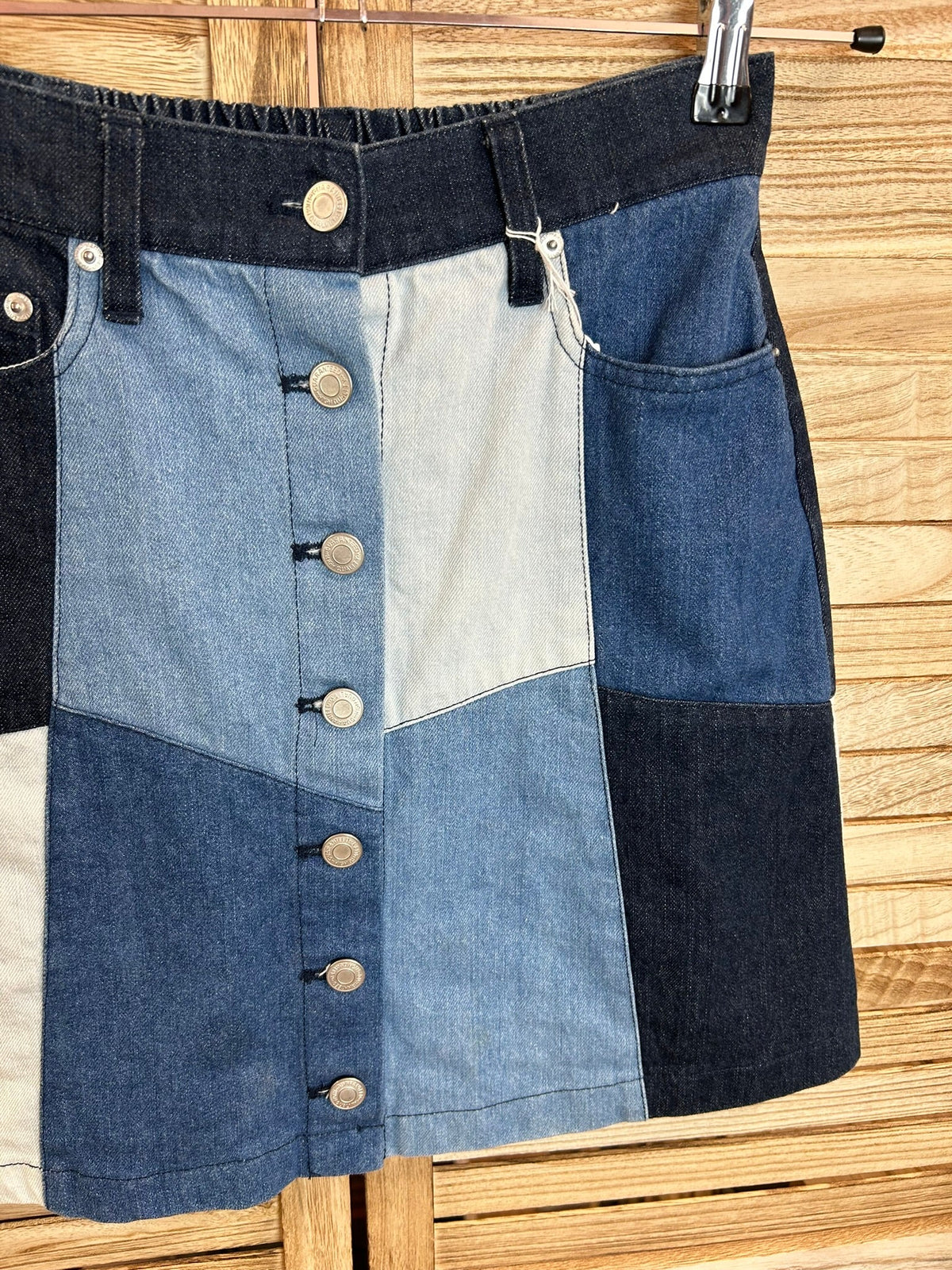 Τζιν patchwork mini φούστα - λεπτομέρεια κουμπιών