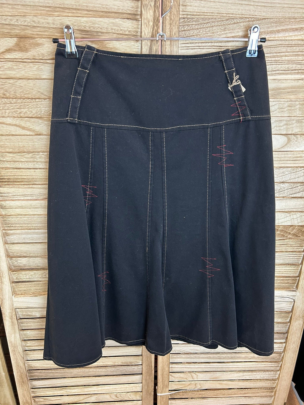 Μαύρη midi φούστα με contrast stitching - μπροστινή όψη