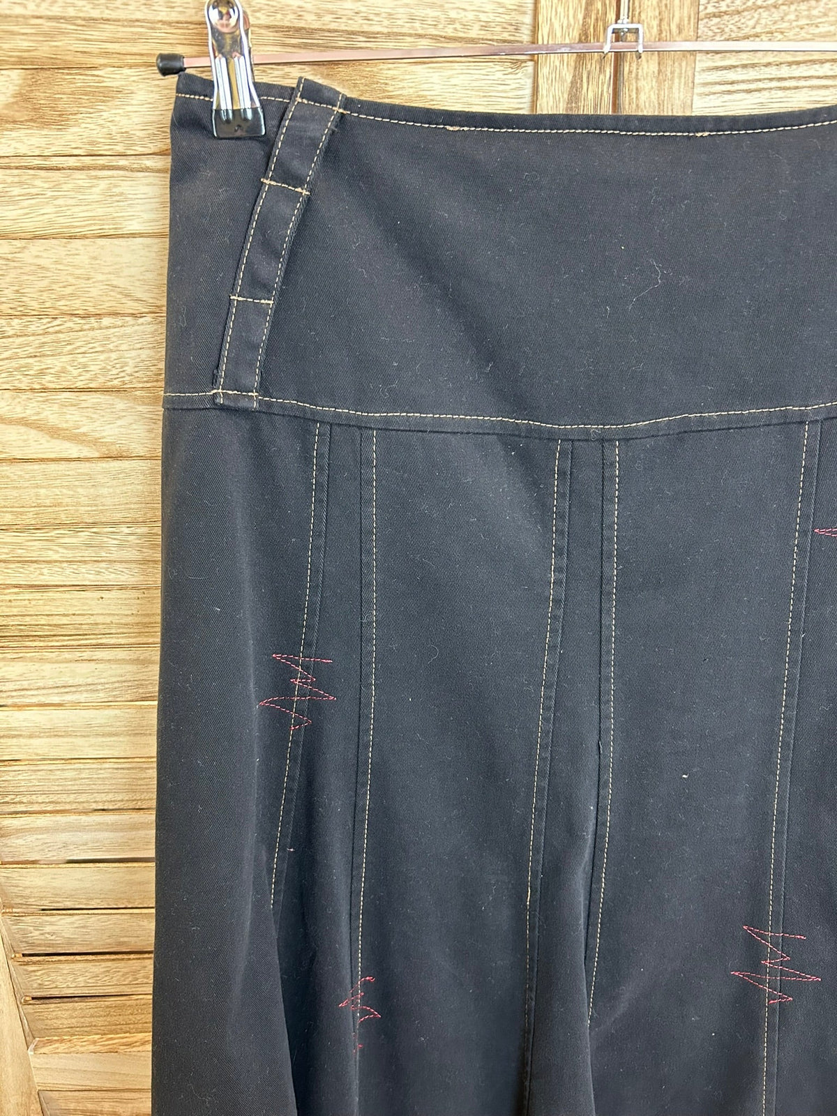 Μαύρη midi φούστα - λεπτομέρεια μέσης και stitching