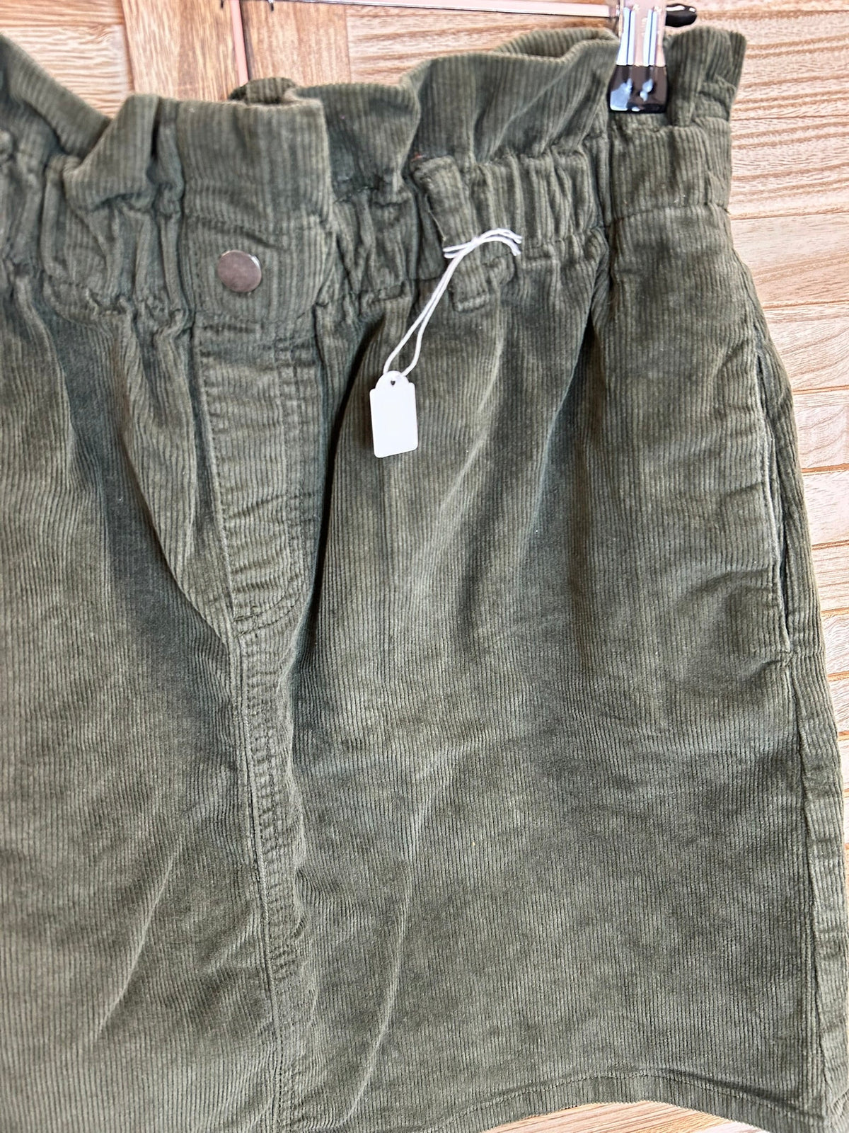 Πράσινη corduroy mini φούστα - λεπτομέρεια κουμπί και μέσης