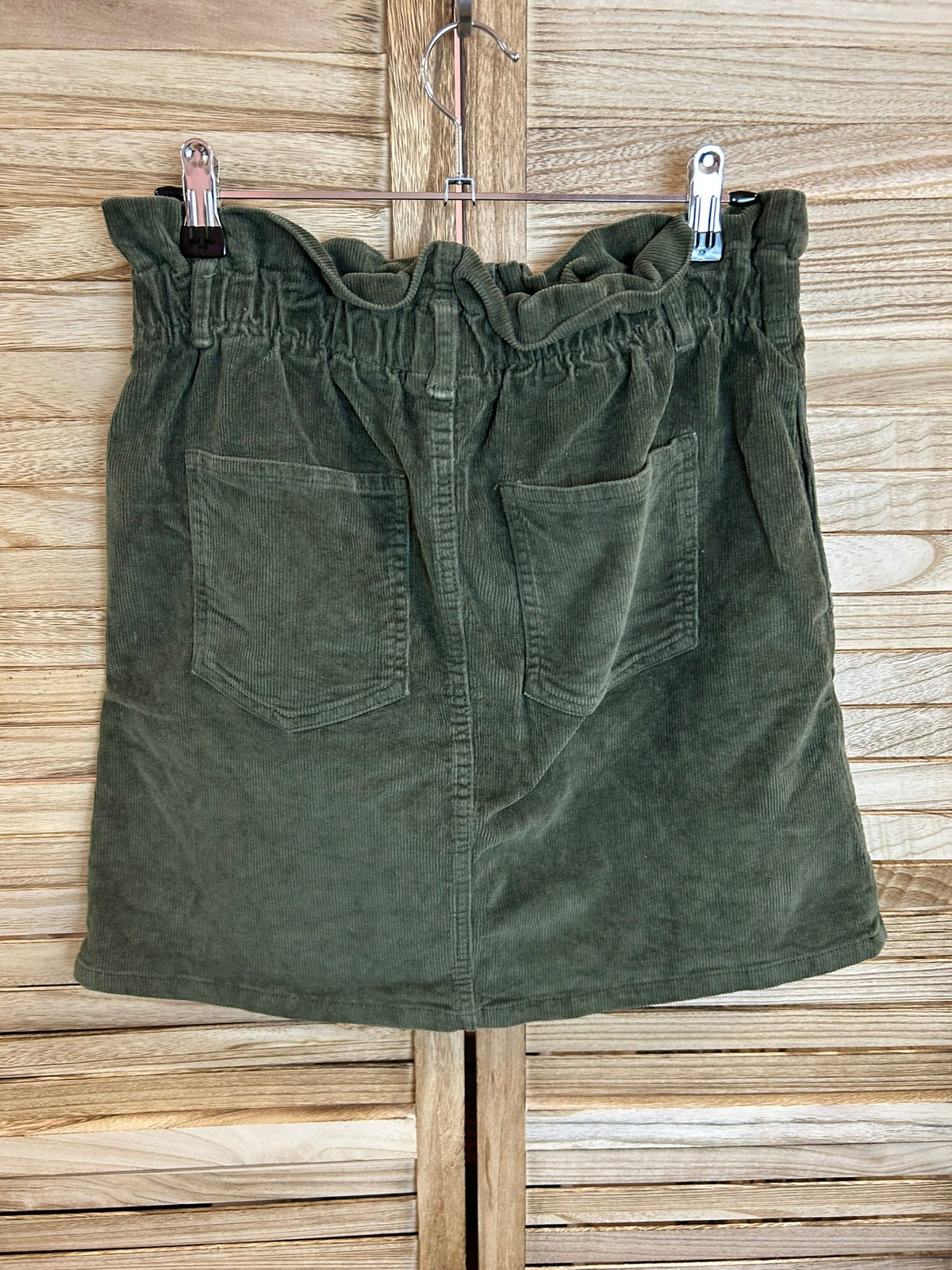 Πράσινη corduroy mini φούστα - πίσω όψη με τσέπες