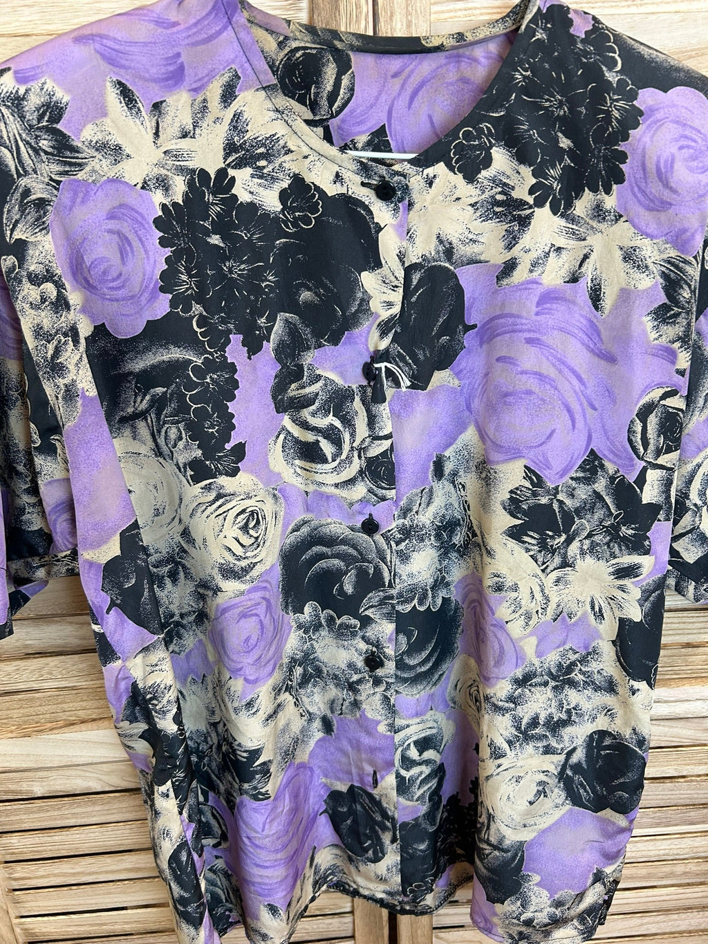 Vintage floral μπλούζα - λεπτομέρεια κουμπιών και λαιμόκοψης