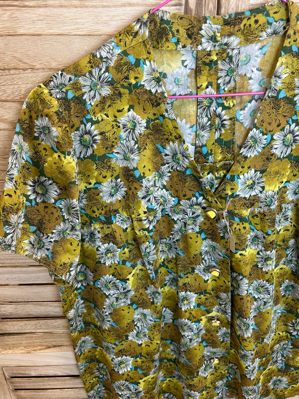 Vintage floral μπλούζα - λεπτομέρεια λαιμόκοψης και κουμπιών